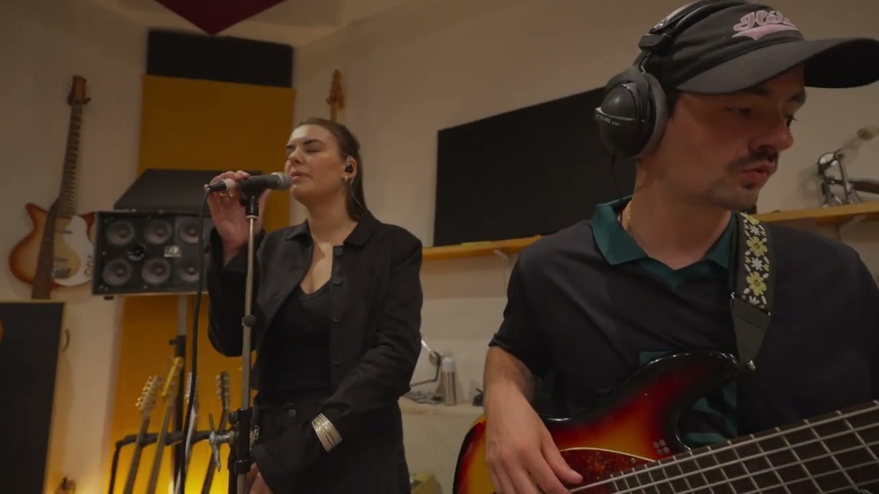 Anton de Bruin - Keep Your Distance ft NIA // Live at The Womb