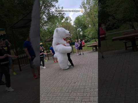 Взорвал танцпол 💥 гигантский Медведь неожиданно выбежал к имениннику🔥 #лазурит #белыймедведьволжский