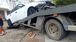 Разбитые автомобили из-за наводнения в Сочи 2022