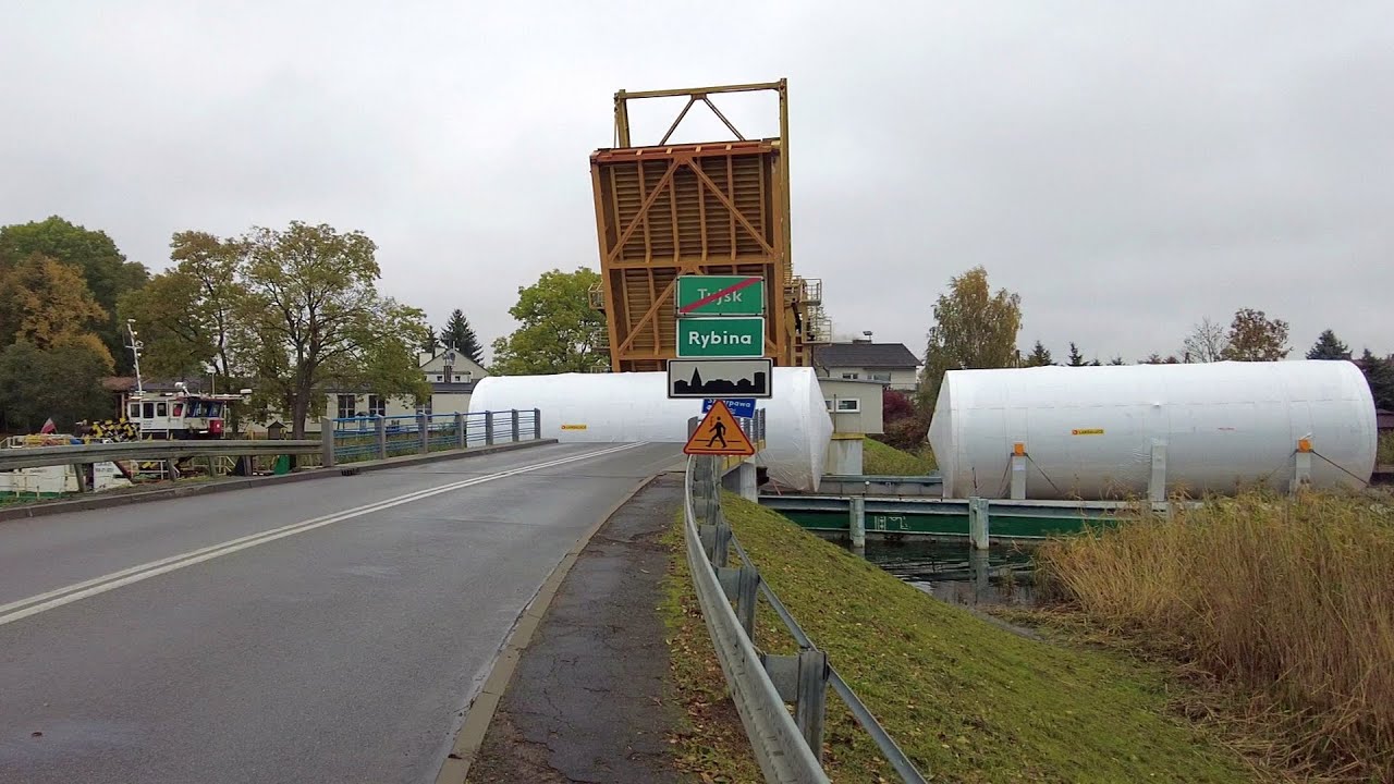 Rybina. Szkarpawą transportowane były zbiorniki z Gdańska do elbląskiego browaru 4K