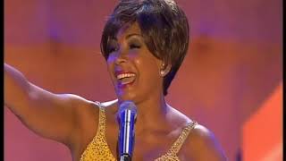 Shirley Bassey - New York New York (2006 Faenol festival)