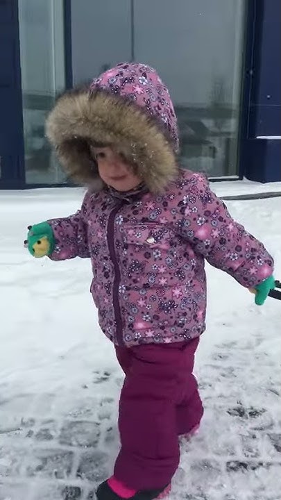 Маленькая Анечка тестирует немецкие санки Сани KHW Snow Shuttle - YouTube