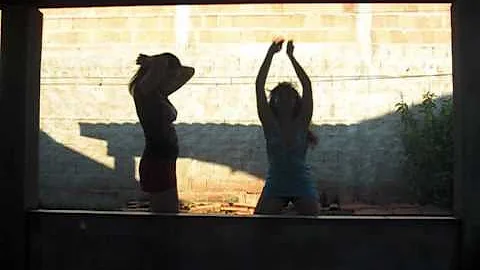 Bruna Schneider e Letcia Clark - Oppa Gangnam Style