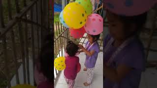 Viral Dua Bocil Bermain Balon,