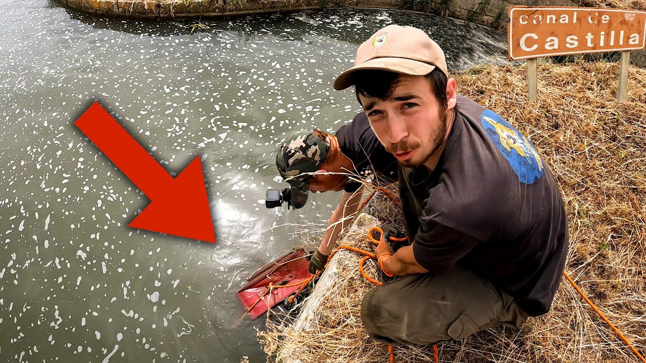 Мы нашли очень странные предметы на дне воды! Полицейские наручники?