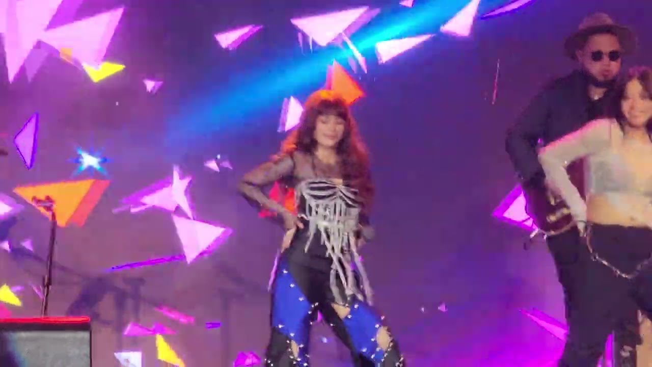 "CRAZY IN LOVE/WHO RUNS THE WORLD" 