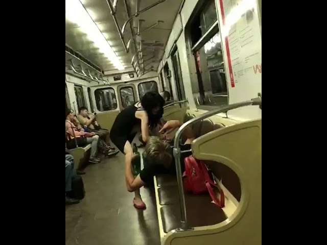 dlinnonogoy-zreloy-seks-v-metro-pri-vseh-na-vidu-lyazhki
