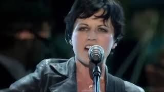 Dolores O'Riordan &amp; Sinfonia Varsovia Orchestra with "Zombie"