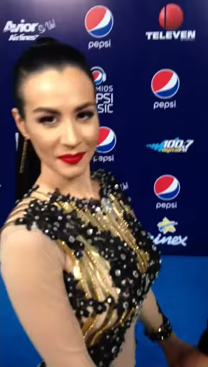 Diosa Canales nos saludó desde la alfombra azul de lo Pepsi Music