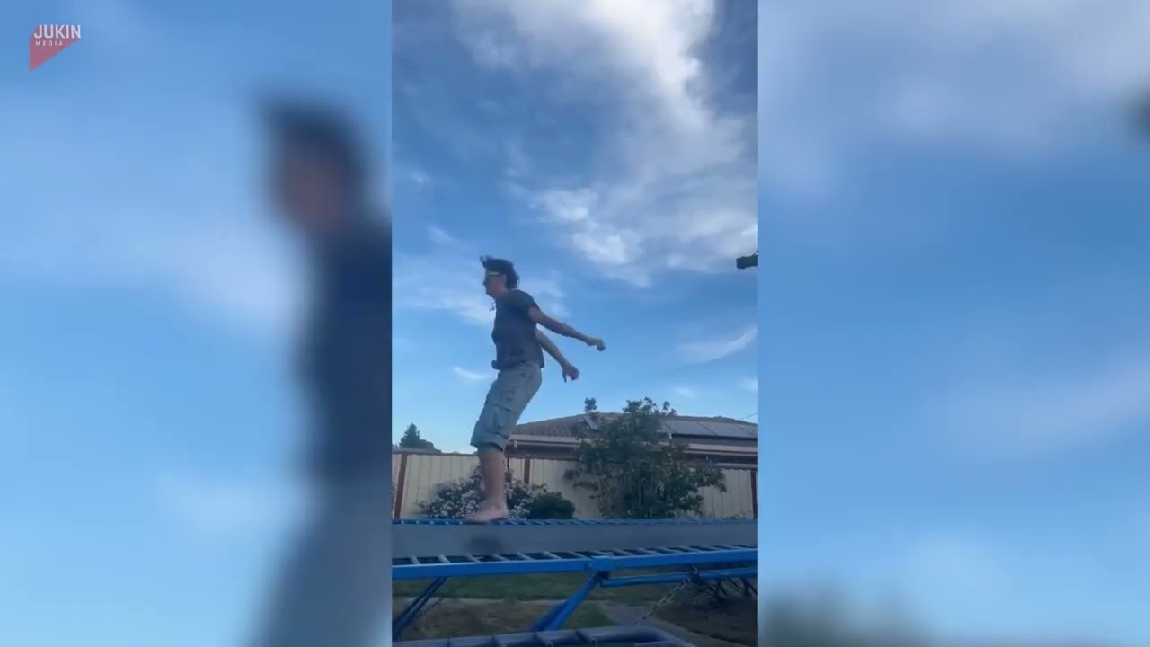 Сальто назад на батуте заканчивается эффектным падением - 1797042