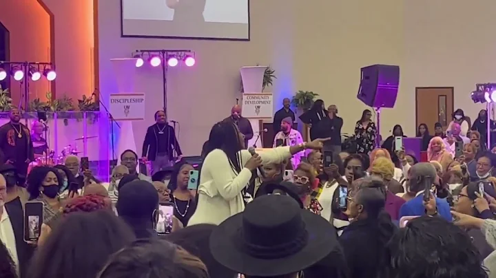 Le'Aandria Johnson and The Fellas "Tell Me How Lon...