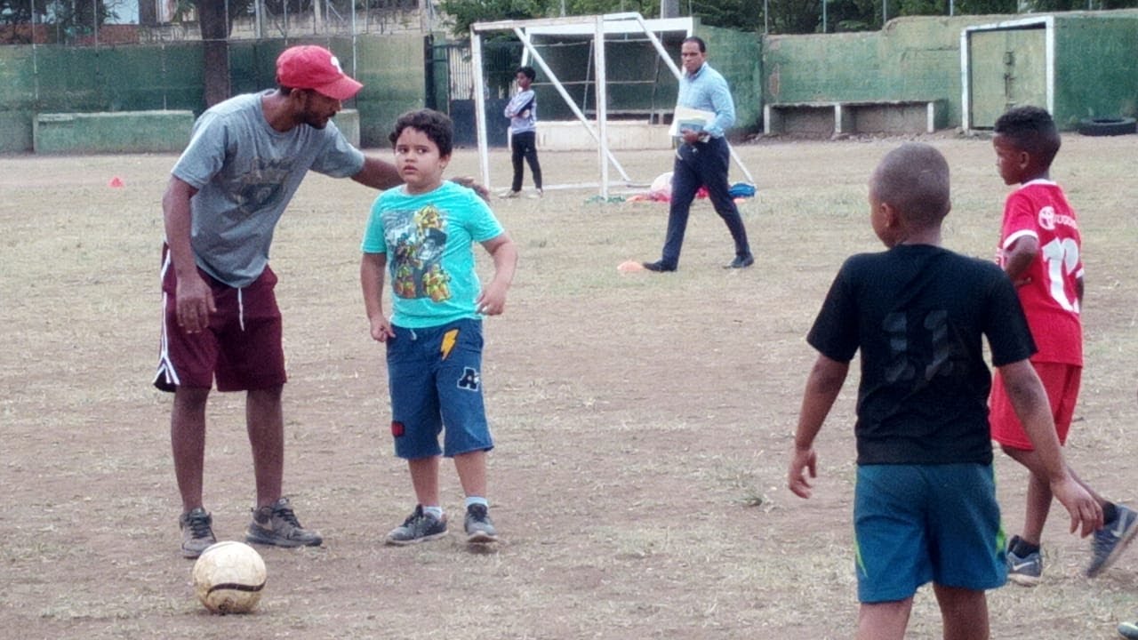 Yoshua y papi jugando futbol 2