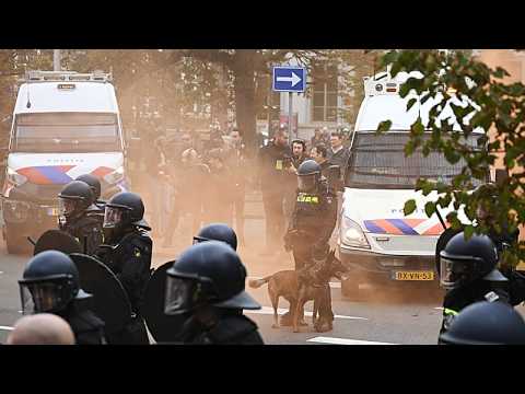 Den Haag: Polizei geht bei Anti-Migrationsdemo gegen Rechtsextreme vor
