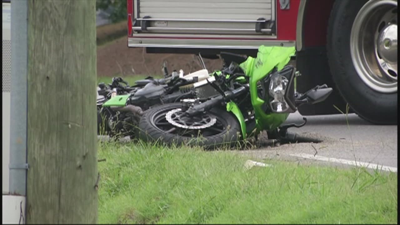 Fatal motorcycle crash - YouTube