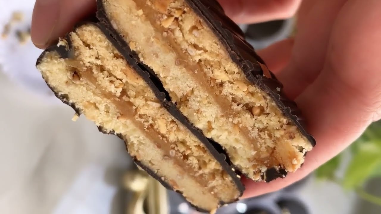 باقي محرفالك شنو تعمل نالعيد انا جبتلك حلوى كتحمر الوجه حلوى صبونة كاتجي 😋هشيشة وكتدوب فالفم