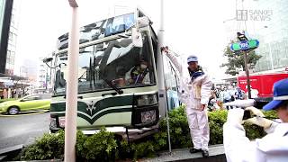 京都・四条河原町の交差点で市バスが街路灯に衝突