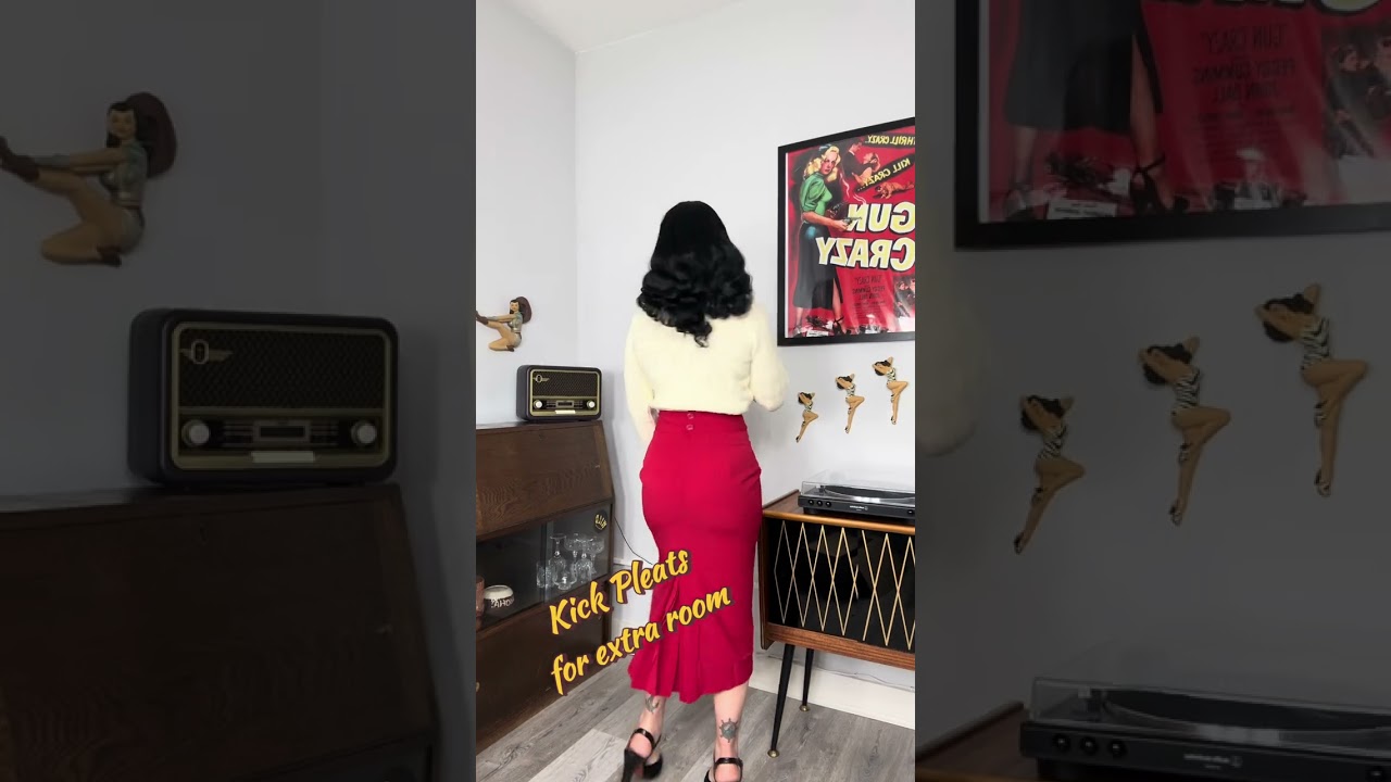 Effortlessly chic and sleek in a classic pencil skirt✨