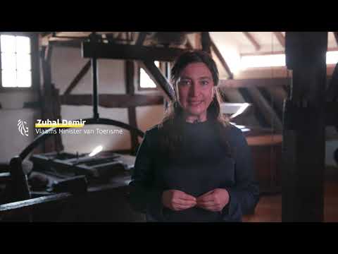 Video: Naakmodel in geverfde rokke: Deur die kykglasfotosiklus deur Luca Meneghel