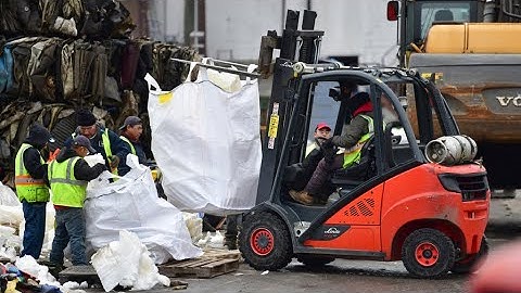 A real piece of gold amongst the trash [Customer Video] - Linde Material Handling