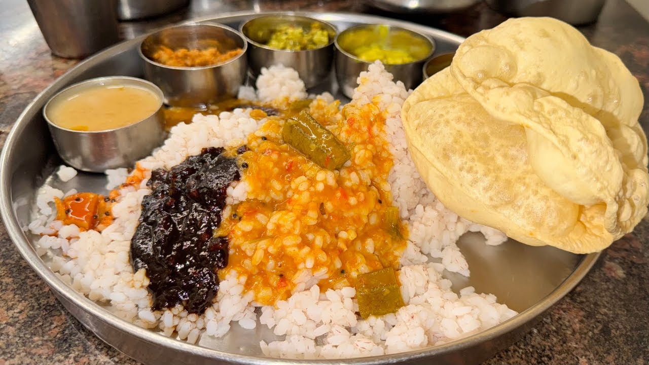 തൃശൂർ ടൗണിലെ മാജിക്🌟ചൂട് ചോറും സാമ്പാറും പപ്പടവും കൂട്ടി ഊണ് | Bharath hotel thrissur | Food vlog