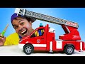 A escada do caminhão de bombeiro de brinquedo quebrou! Brincadeira educativa em português