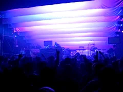 Carl Cox @ ILT 2004 playing Tim Deluxe - It just w...