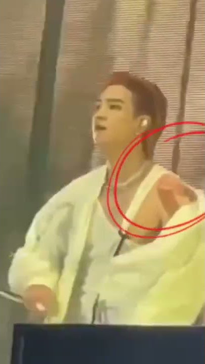 yoongi still hurts his shoulder 😭😭😭#bts #suga #army