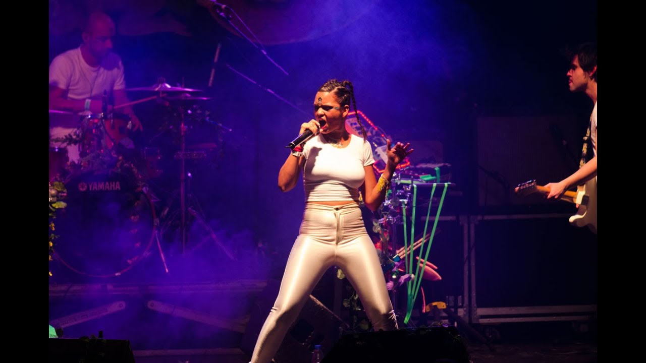 Bomba Estereo - Soy yo (Fifa16 Soundtrack) - Sala Caracol (live) [HD]