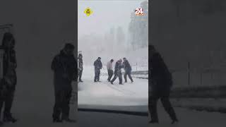 Thumbnail for Zabavan prizor na A6: 'Strani radnici čekali u koloni pa izašli na snijeg i grudali se' #shorts