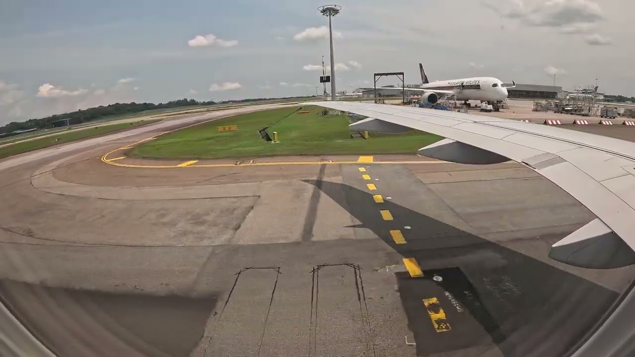 Scoot E190-E2 TR471 Landing into Singapore Changi Rwy 02L