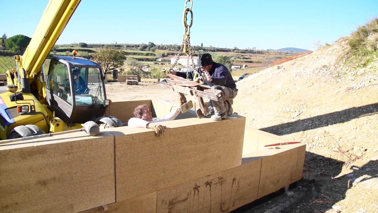 Construction du chai en pierre du Gard Domaine Ribiera