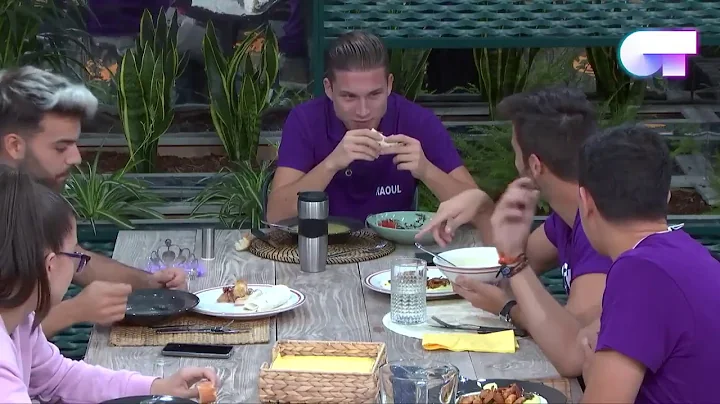 Ricky, Alfred, Raoul y Agoney hablando sobre "la V...