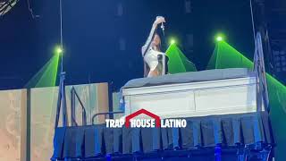 Jhay Cortez y Mia Khalifa se besan en concierto