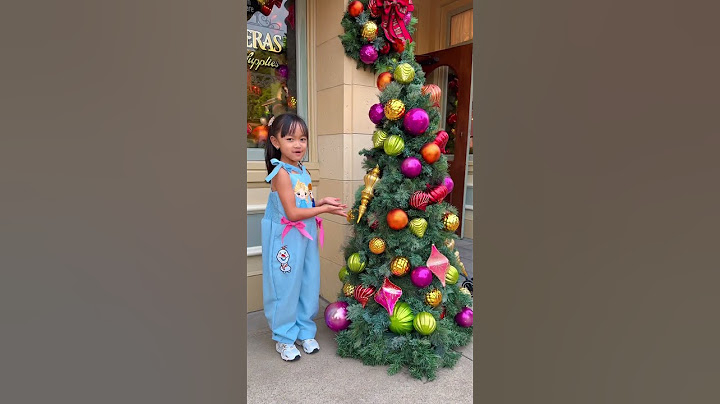 Mom doesn’t want the biggest Christmas tree 🎄🤣👧🏻👶🏻✅😱🌈🚀