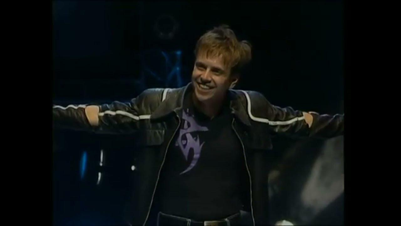 Наташа владова из клипа ночь губина. Губин в небе полетаем. Губин в небе полетаем. Краски и губин те кто любит. Губин ночь.