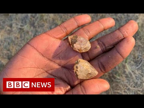 Hundreds of South Africans dig for 'diamonds' - BBC News