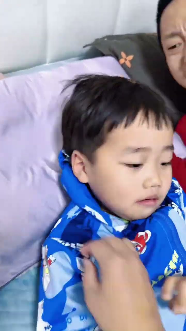 趁儿子睡着拿走压岁钱，差一点就到手了！#Cute baby#Cute#呆萌小米宝#聪明宝宝#萌娃