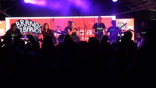 Electric Bang interpretando Just Girls, das Amarguinhas.
