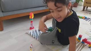 Emir Arabalarıyla Ve Trafik Lambasıyla Oynuyor Araba Tamir Edip Fırlatıyor