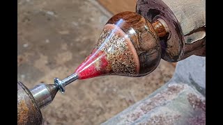 Woodturning - Wooden and resin spinning top. // Pião de madeira e resina