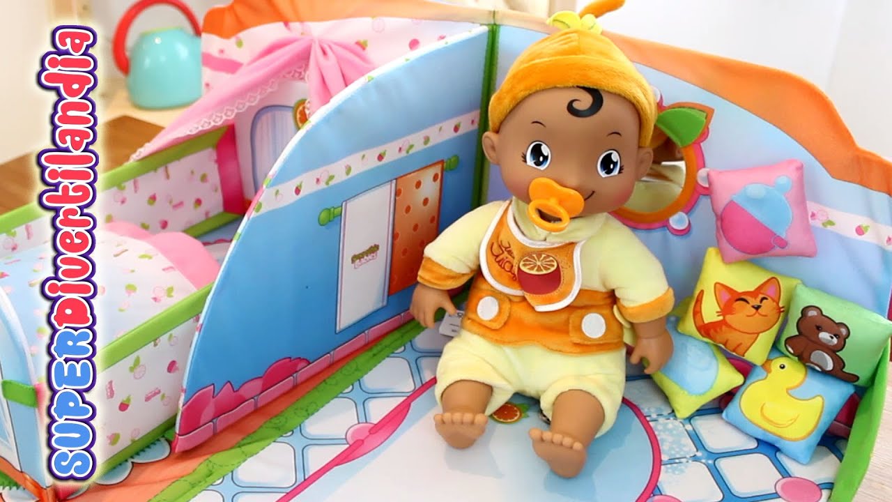 Smoothie Babies Muñeco bebé, cuna, bañera y cuarto de juego (Baby