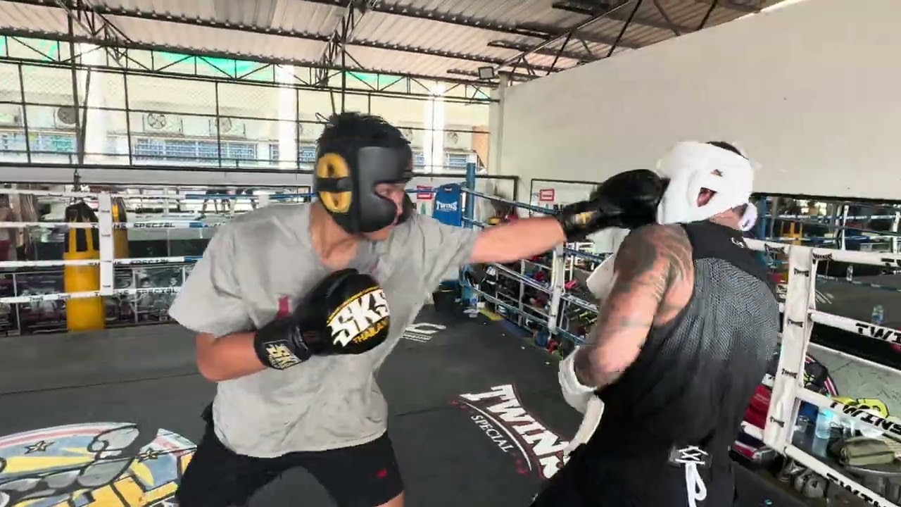 Justin sparring with Malasia round 5