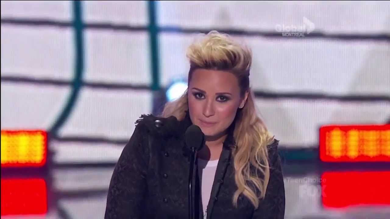 Nick Jonas wins Acuvue Inspire at Teen Choice Awards 2013