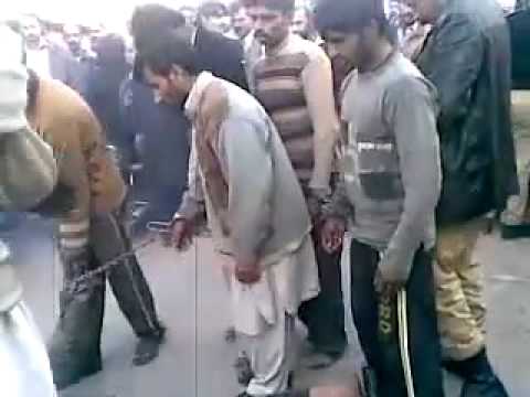 theif ( choor ) caught by pakistani police..... Litrooool in public :-D