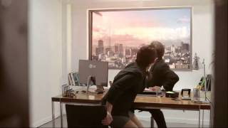 LG TV as a Window - What would you do in this situation? - LG Meteor Prank