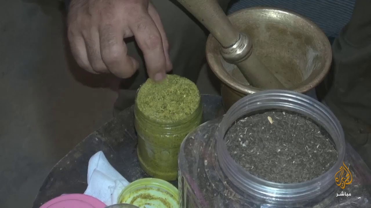 حكاية ... أبو العلاء الحوراني مع الأعشاب والطب البديل في مخيمات ريف ادلب بسوريا