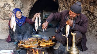 Old Lovers Grilled Fish in a Cave Like 2000 Years Age | Living in a Cave in the Cold of Winter