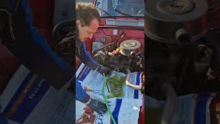 Koelvloeistof spoelen uit de motor van een Renault R4 GTL