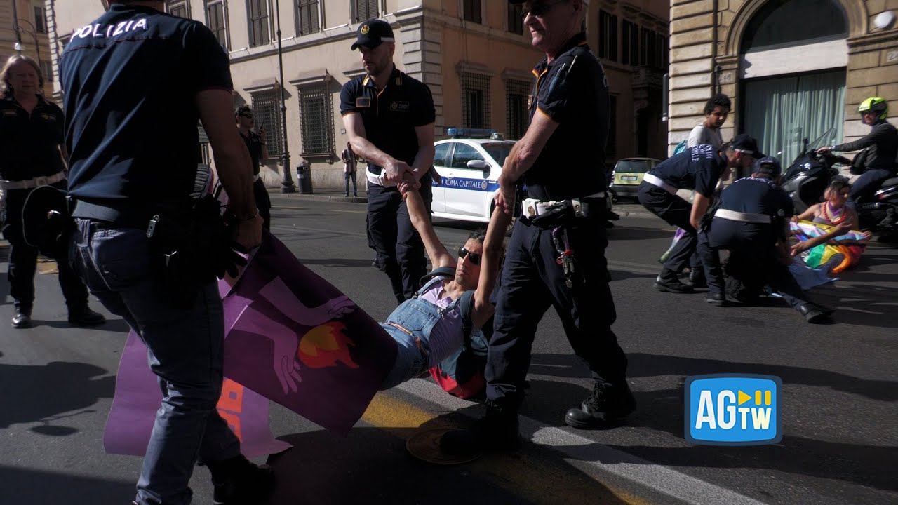 Roma, azione degli attivisti di Bruciamo Tutto. Primo blocco stradale dopo l'emendamento sul carcere