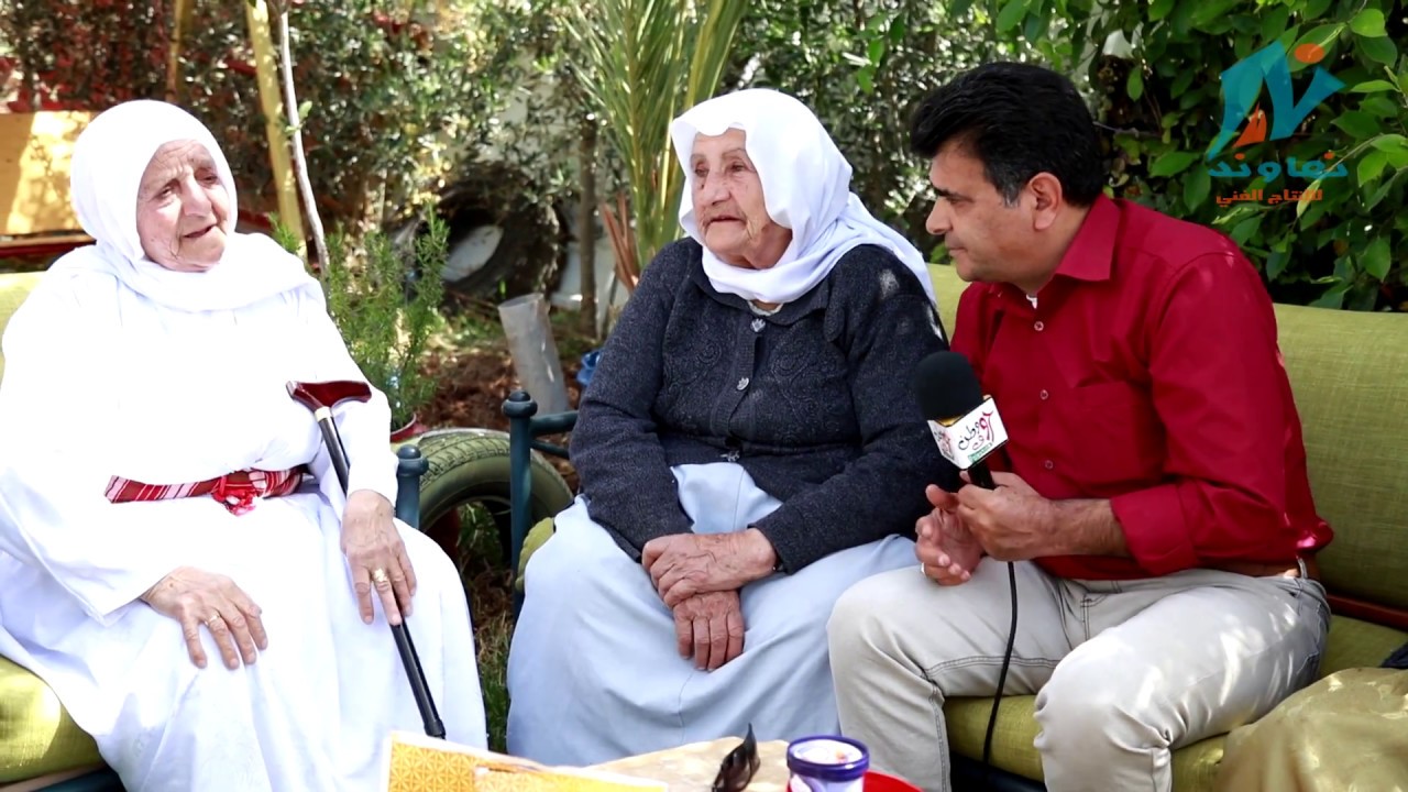 جلسة جميلة في قرية برقين مع الحجات والغزال حوليهم بالحديقه هههههه